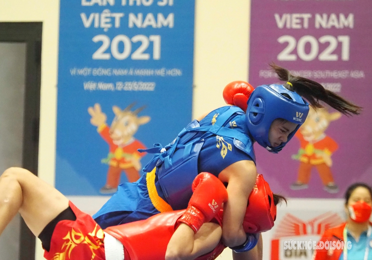Hơn 800 CĐV mặc áo đỏ sao vàng phủ kín Nhà thi đấu quận Cầu Giấy cổ vũ cho VĐV Tán thủ giành HCV về cho Việt Nam - Ảnh 11. Hơn 800 CĐV mặc áo đỏ sao vàng phủ kín Nhà thi đấu quận Cầu Giấy cổ vũ cho VĐV Tán thủ giành HCV về cho Việt Nam - Ảnh 11.