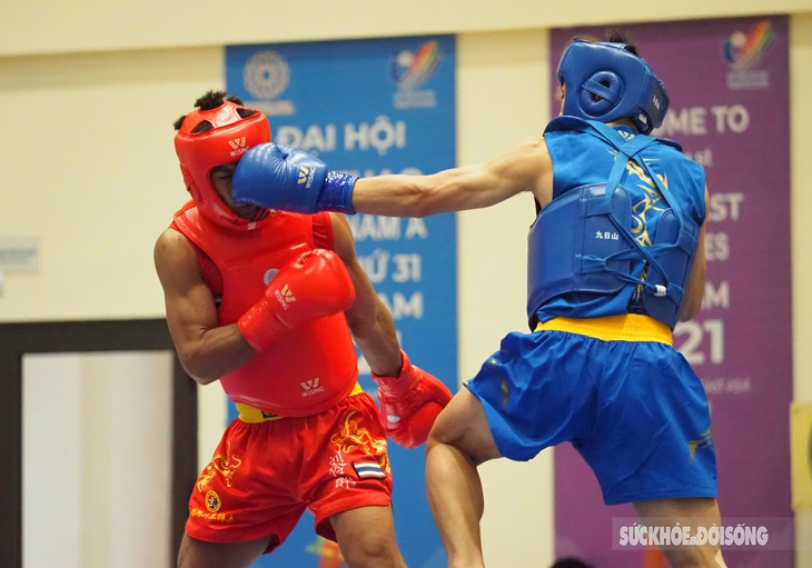 Hơn 800 CĐV mặc áo đỏ sao vàng phủ kín Nhà thi đấu quận Cầu Giấy cổ vũ cho VĐV Tán thủ giành HCV về cho Việt Nam - Ảnh 16. Hơn 800 CĐV mặc áo đỏ sao vàng phủ kín Nhà thi đấu quận Cầu Giấy cổ vũ cho VĐV Tán thủ giành HCV về cho Việt Nam - Ảnh 16.
