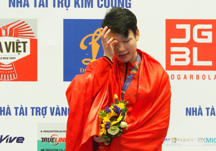 Hơn 800 CĐV mặc áo đỏ sao vàng phủ kín Nhà thi đấu quận Cầu Giấy cổ vũ cho VĐV Tán thủ giành HCV về cho Việt Nam - Ảnh 9. Hơn 800 CĐV mặc áo đỏ sao vàng phủ kín Nhà thi đấu quận Cầu Giấy cổ vũ cho VĐV Tán thủ giành HCV về cho Việt Nam - Ảnh 9.