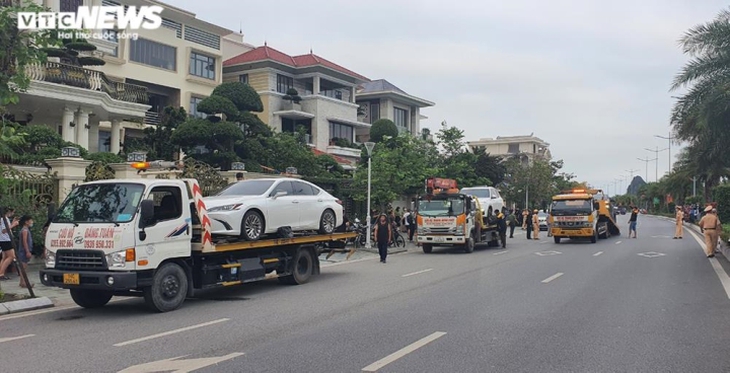 Công an tạm giữ 4 xe sang tại biệt thự của nguyên Chủ tịch TP Hạ Long - Ảnh 1.