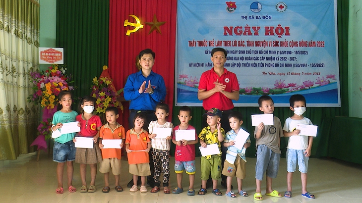 Hàng trăm người dân được khám, cấp thuốc miễn phí - Ảnh 3. Hàng trăm người dân được khám, cấp thuốc miễn phí - Ảnh 3.