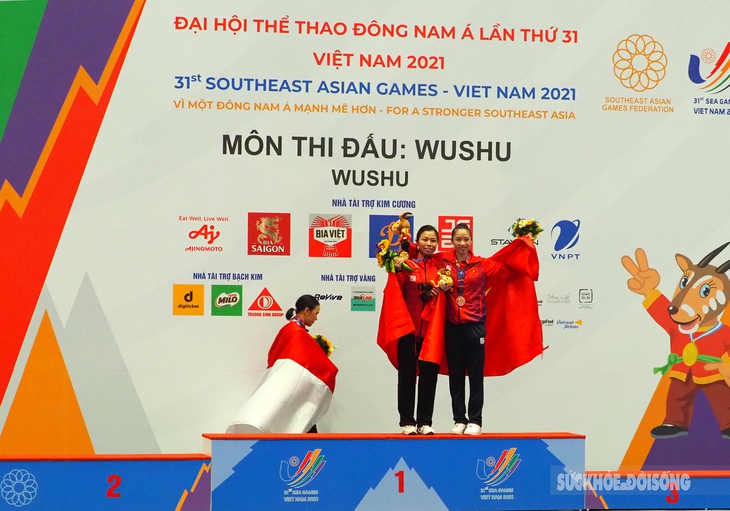 VĐV Phạm Quốc Khánh đeo huy chương cho con trai sau khi giành Huy chương Bạc - Ảnh 5.