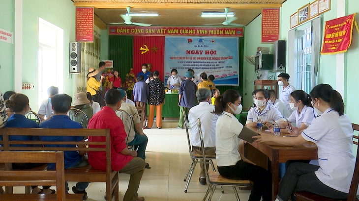 Hàng trăm người dân được khám, cấp thuốc miễn phí - Ảnh 1. Hàng trăm người dân được khám, cấp thuốc miễn phí - Ảnh 1.