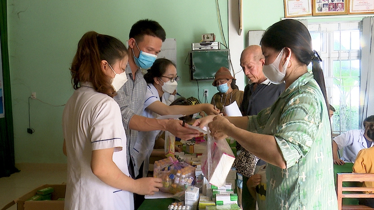 Hàng trăm người dân được khám, cấp thuốc miễn phí - Ảnh 2. Hàng trăm người dân được khám, cấp thuốc miễn phí - Ảnh 2.