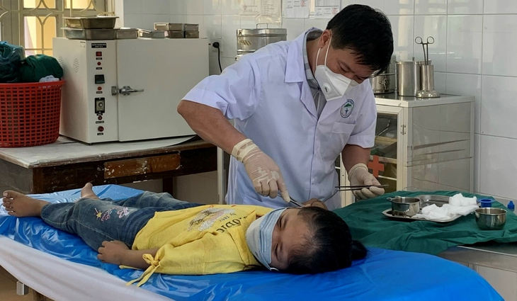 Thu hút nhân lực y tế về vùng sâu, vùng xa - Khó vẫn phải làm - Ảnh 1. Thu hút nhân lực y tế về vùng sâu, vùng xa - Khó vẫn phải làm - Ảnh 1.
