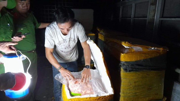 Thu giữ hơn 3 tấn nội tạng, chân gà không rõ nguồn gốc, bốc mùi trước khi tới miệng thực khách - Ảnh 1.