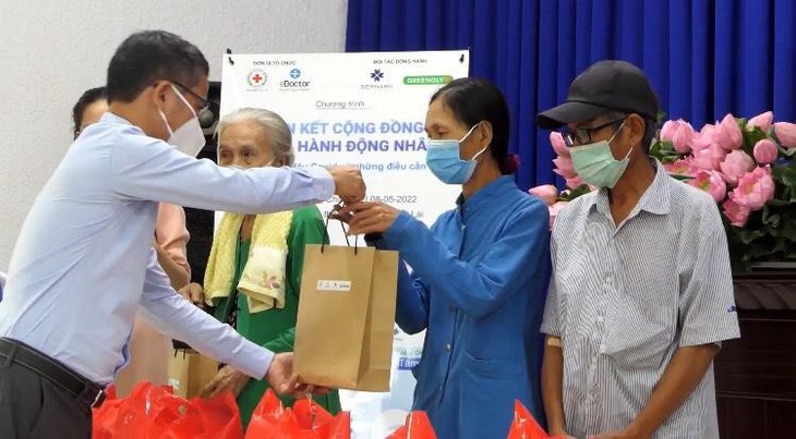 TP.HCM trao hàng trăm phần quà ý nghĩa cho người khó khăn - Ảnh 1. TP.HCM trao hàng trăm phần quà ý nghĩa cho người khó khăn - Ảnh 1.