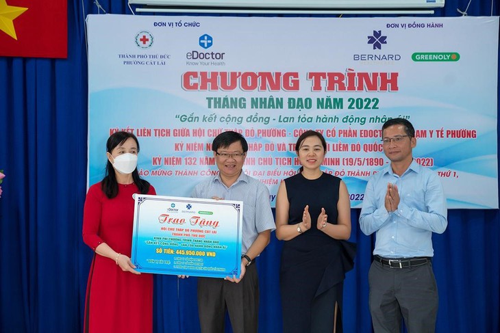 TP.HCM trao hàng trăm phần quà ý nghĩa cho người khó khăn - Ảnh 2. TP.HCM trao hàng trăm phần quà ý nghĩa cho người khó khăn - Ảnh 2.
