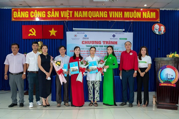 TP.HCM trao hàng trăm phần quà ý nghĩa cho người khó khăn - Ảnh 3. TP.HCM trao hàng trăm phần quà ý nghĩa cho người khó khăn - Ảnh 3.