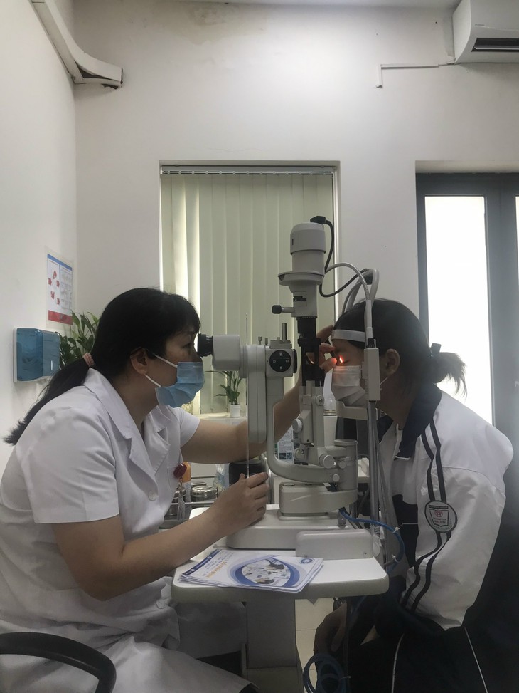 Kính áp tròng đêm – Một trong những phương pháp hiệu quả quản lý tiến triển cận thị - Ảnh 2.