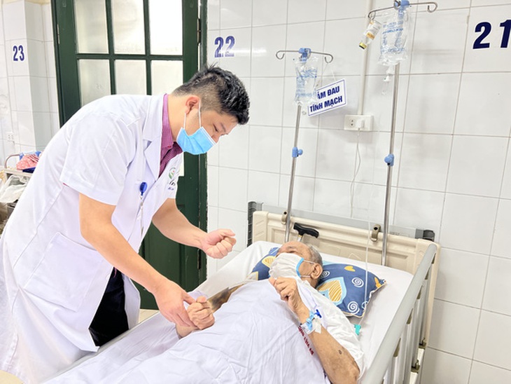Cụ ông 94 tuổi từ Quảng Ngãi ra Hà Nội thay khớp vai bán phần thành công - Ảnh 1. Cụ ông 94 tuổi từ Quảng Ngãi ra Hà Nội thay khớp vai bán phần thành công - Ảnh 1.