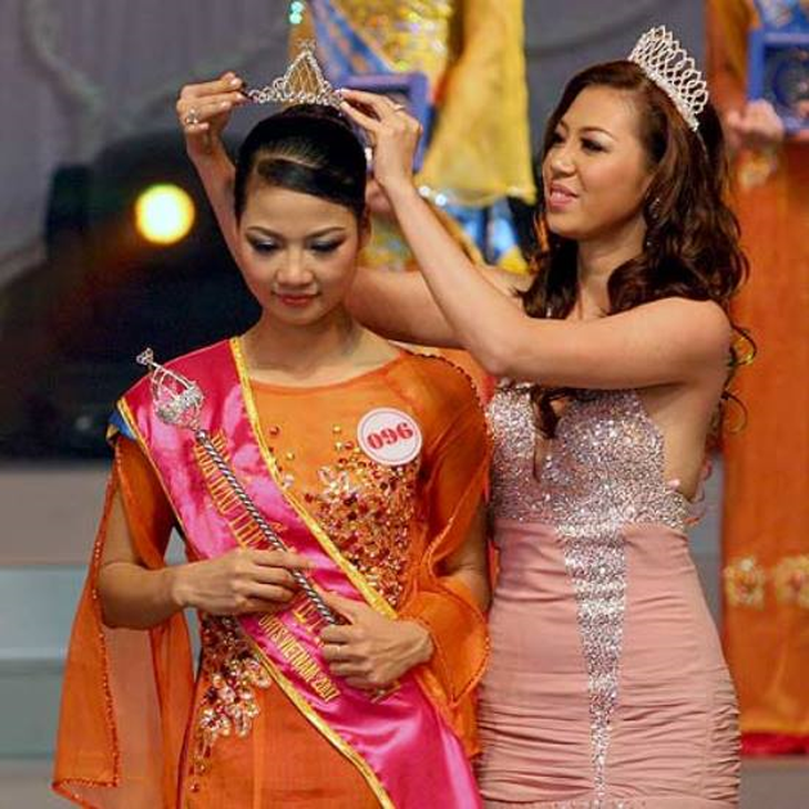 Hoa hậu Trần Thị Quỳnh bất ngờ tái xuất, duyên dáng với áo dài - Ảnh 2. Trần Thị Quỳnh