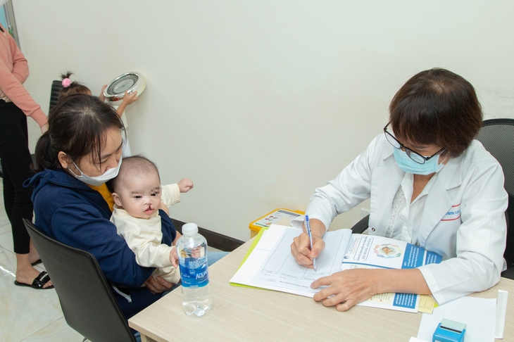 150 trẻ được khám và phẫu thuật khe hở môi - vòm miệng miễn phí - Ảnh 1.