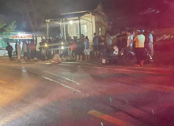 Va chạm với xe tải, 2 người trên xe máy tử vong thương tâm - Ảnh 1.