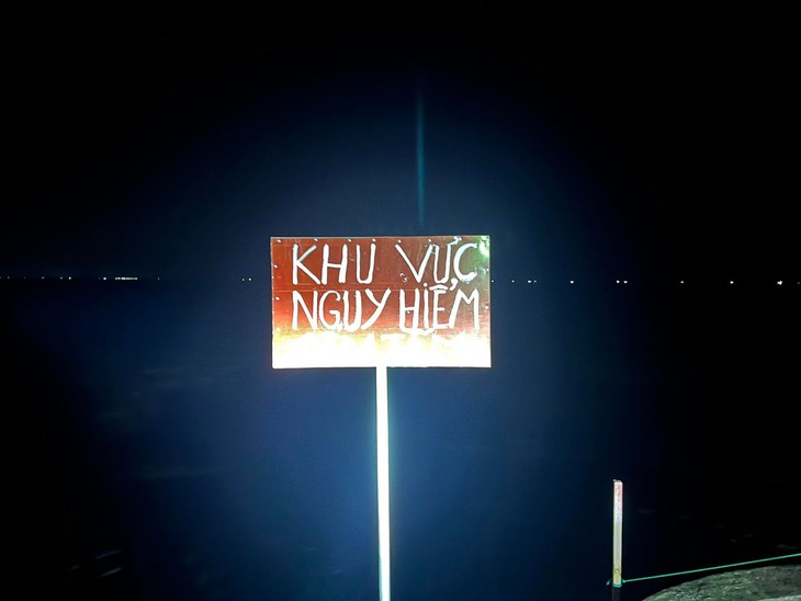 Khoảnh khắc nghẹt thở cứu nam sinh đuối nước khi tắm biển ở khu vực có vòng xoáy - Ảnh 1. Khoảnh khắc nghẹt thở cứu nam sinh đuối nước khi tắm biển ở khu vực có vòng xoáy - Ảnh 1.