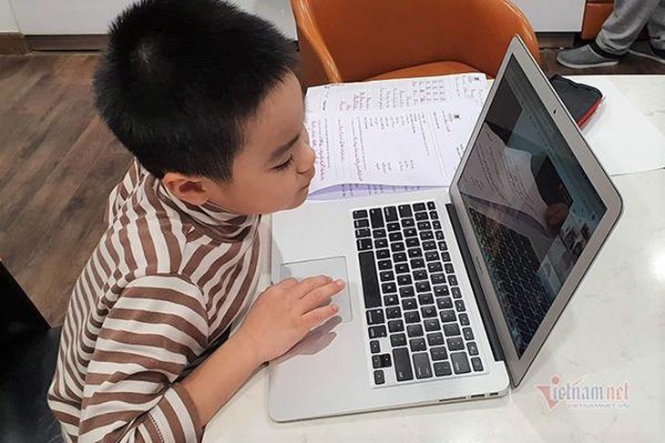 Có tới 45% học sinh gặp các vấn đề sức khỏe khi học trực tuyến - Ảnh 1. Có tới 45% học sinh gặp các vấn đề sức khỏe khi học trực tuyến - Ảnh 1.