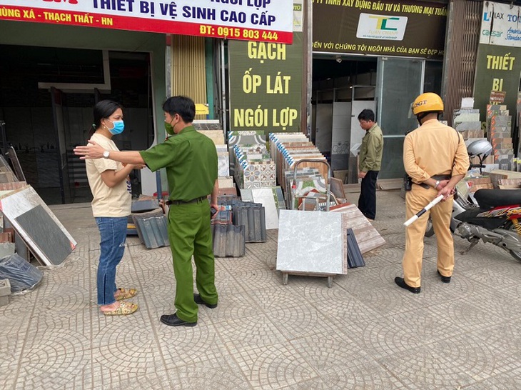 Công an Hà Nội mạnh tay xử lý vi phạm, lập lại trật tự dịp SEA Games 31 - Ảnh 2. Công an Hà Nội mạnh tay xử lý vi phạm, lập lại trật tự dịp SEA Games 31 - Ảnh 2.