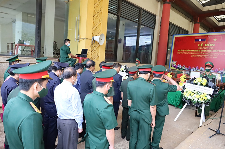 Hài cốt chiến sĩ, chuyên gia hy sinh tại Lào về với đất mẹ - Ảnh 1.