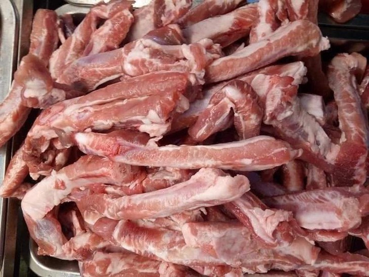 Sườn que siêu rẻ, giá 35.000 đồng/kg tràn ngập thị trường - Ảnh 1. Sườn que siêu rẻ, giá 35.000 đồng/kg tràn ngập thị trường - Ảnh 1.