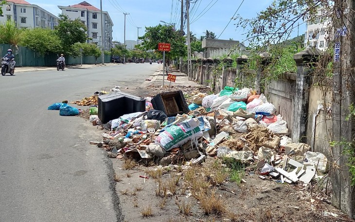 Xả rác bừa bãi ở thành phố du lịch biển