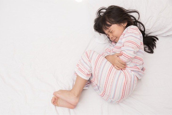 Trẻ bị đau bụng mạn tính: Có cần nội soi không? - Ảnh 2.