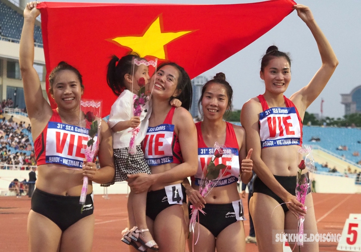 Khoảnh khắc con gái Nguyễn Thị Huyền mừng chiến thắng cùng mẹ - Ảnh 1. Khoảnh khắc con gái Nguyễn Thị Huyền mừng chiến thắng cùng mẹ - Ảnh 1.