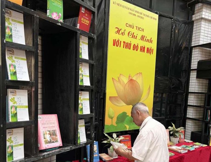 Hà Nội trưng bày sách, báo "Hồ Chí Minh – Tên Người sáng mãi với non sông Việt Nam" - Ảnh 3. Hà Nội trưng bày sách, báo "Hồ Chí Minh – Tên Người sáng mãi với non sông Việt Nam" - Ảnh 3.