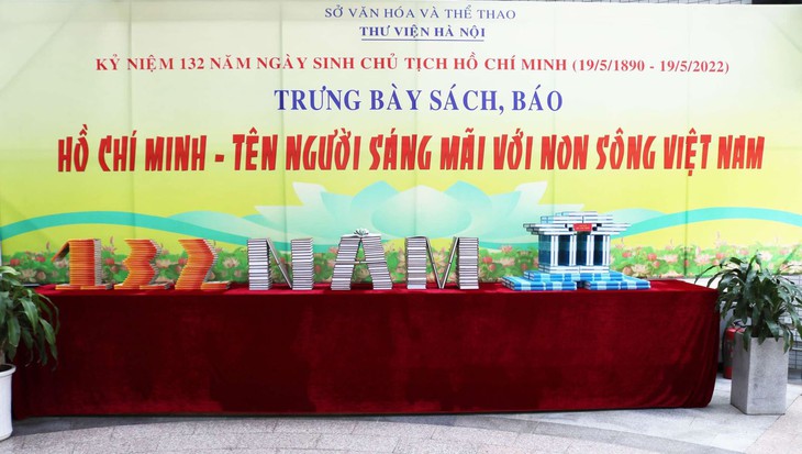 Hà Nội trưng bày sách, báo "Hồ Chí Minh – Tên Người sáng mãi với non sông Việt Nam" - Ảnh 2. Hà Nội trưng bày sách, báo "Hồ Chí Minh – Tên Người sáng mãi với non sông Việt Nam" - Ảnh 2.