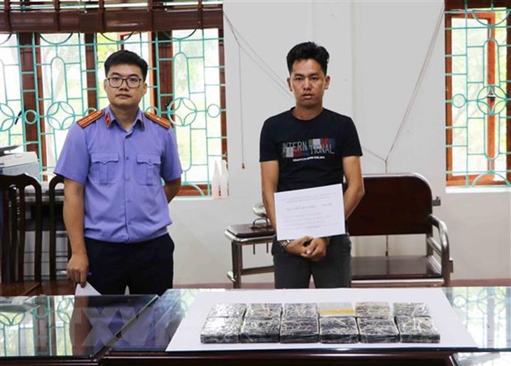 Bắt quả tang đối tượng mua bán trái phép 12 bánh heroin  - Ảnh 1.