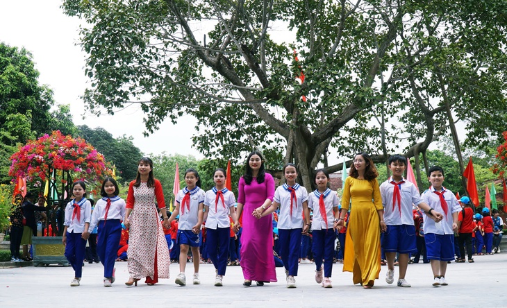 Xúc động dòng người về thăm quê Bác - Ảnh 1. Xúc động dòng người về thăm quê Bác - Ảnh 1.
