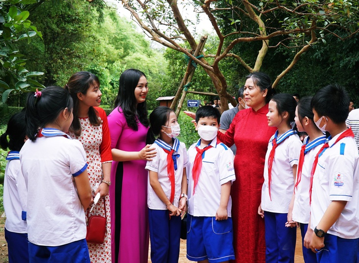 Xúc động dòng người về thăm quê Bác - Ảnh 2. Xúc động dòng người về thăm quê Bác - Ảnh 2.