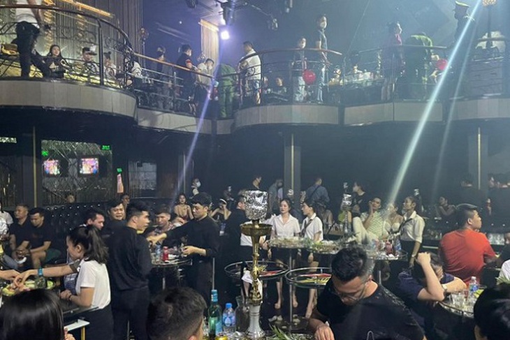 Đột kích quán bar Fame phát hiện hàng chục đối tượng đang bay lắc - Ảnh 1. Đột kích quán bar Fame phát hiện hàng chục đối tượng đang bay lắc - Ảnh 1.