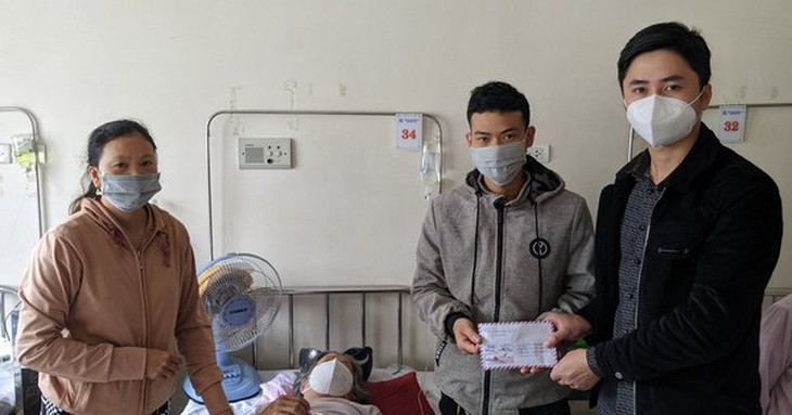 Trao tiền bạn đọc Báo Sức khỏe & Đời sống hỗ trợ hoàn cảnh khó khăn ở Thừa Thiên Huế