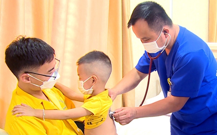 Sốt cao liên tục, rối loạn tiêu hoá, mẩn đỏ toàn thân, cảnh giác với bệnh dị ứng nặng do nhiễm khuẩn ở trẻ