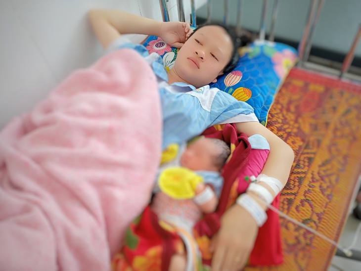 Cứu sống sản phụ mất máu, đờ tử cung nhờ máu của nhân viên y tế - Ảnh 2. Cứu sống sản phụ mất máu, đờ tử cung nhờ máu của nhân viên y tế - Ảnh 2.