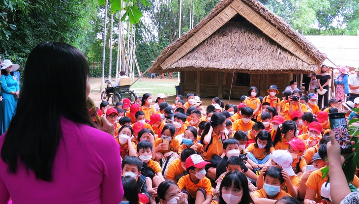 Những công việc thầm lặng tại Khu di tích Kim Liên - Ảnh 1. Những công việc thầm lặng tại Khu di tích Kim Liên - Ảnh 1.