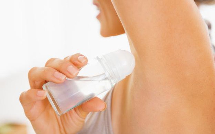 Hôi nách: Dùng chất chống mồ hôi hay khử mùi