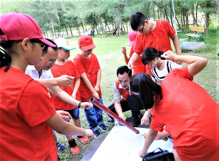Hè đến, câu chuyện thiếu sân chơi cho trẻ em lại "nóng" - Ảnh 2.