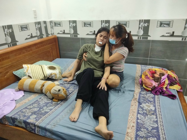 Bạn đọc Báo SK&ĐS giúp hai mẹ con cùng mắc bệnh ung thư có thêm tiền chạy chữa - Ảnh 2. Bạn đọc Báo SK&ĐS giúp hai mẹ con cùng mắc bệnh ung thư có thêm tiền chạy chữa - Ảnh 2.