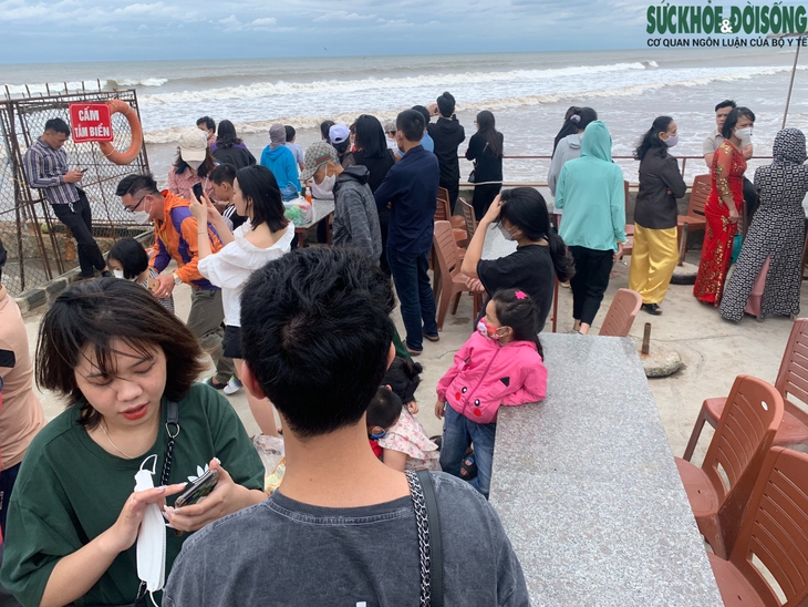 Trời trở lạnh nhưng người dân vẫn ùn ùn đổ xuống biển  - Ảnh 6.
