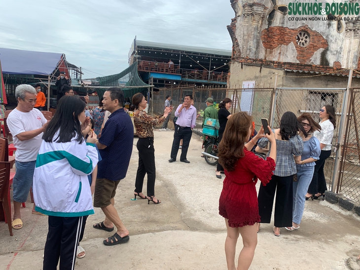 Trời trở lạnh nhưng người dân vẫn ùn ùn đổ xuống biển  - Ảnh 7.