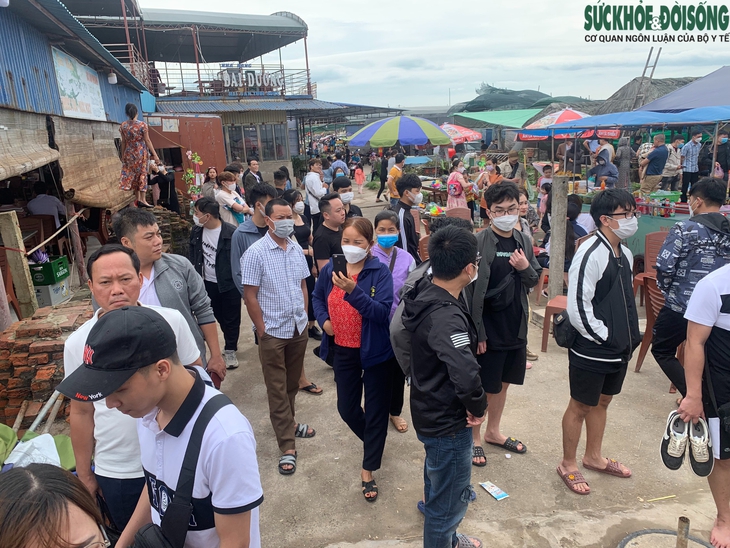 Trời trở lạnh nhưng người dân vẫn ùn ùn đổ xuống biển  - Ảnh 8.