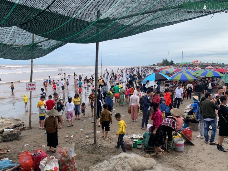 Trời trở lạnh nhưng người dân vẫn ùn ùn đổ xuống biển  - Ảnh 3.