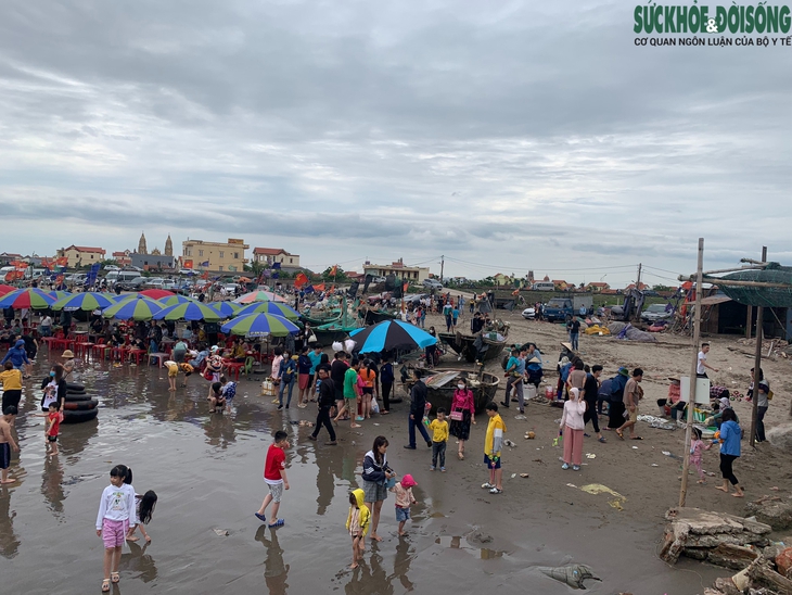 Trời trở lạnh nhưng người dân vẫn ùn ùn đổ xuống biển  - Ảnh 4.