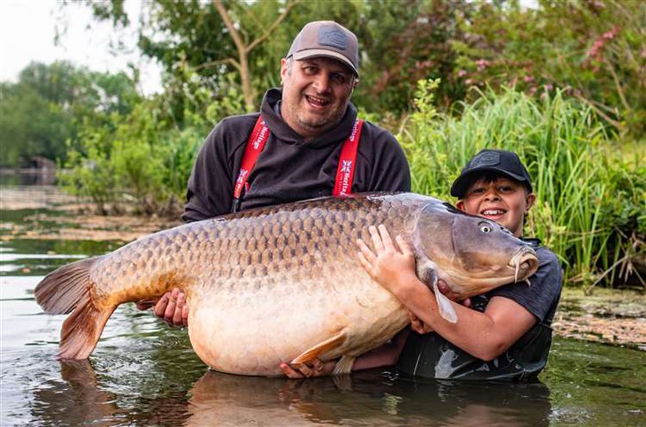 Kỷ lục thế giới mới: 11 tuổi câu cá chép nặng 43,5 kg - Ảnh 1.
