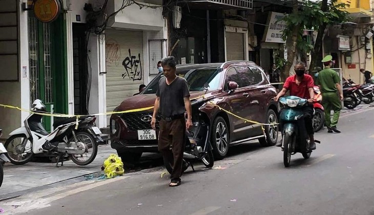 Làm rõ vụ thanh niên cầm 2 tay 2 súng dọa bắt người trên phố Hàng Bè - Ảnh 1. Làm rõ vụ thanh niên cầm 2 tay 2 súng dọa bắt người trên phố Hàng Bè - Ảnh 1.