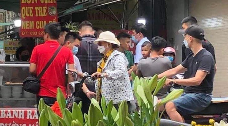 Làm rõ vụ thanh niên cầm 2 tay 2 súng dọa bắt người trên phố Hàng Bè - Ảnh 2. Làm rõ vụ thanh niên cầm 2 tay 2 súng dọa bắt người trên phố Hàng Bè - Ảnh 2.