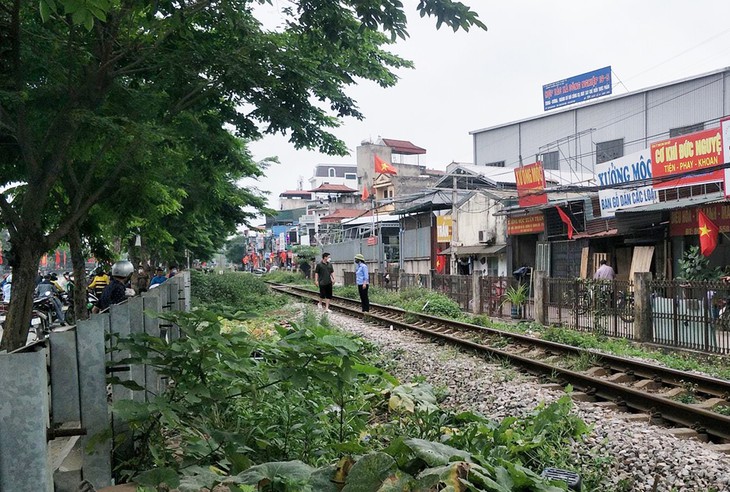 Hà Nội: 2 học sinh bị tàu hỏa đâm thương vong khi di chuyển qua đường sắt - Ảnh 2.