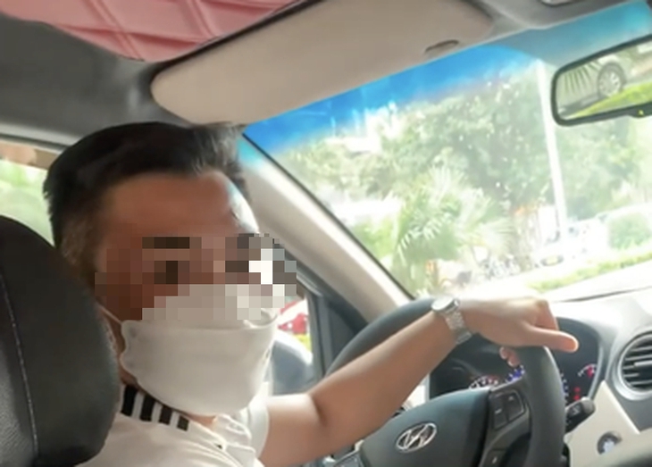 Đuổi việc tài xế taxi "chặt chém" hai người phụ nữ đưa con đi khám bệnh - Ảnh 1. Đuổi việc tài xế taxi "chặt chém" hai người phụ nữ đưa con đi khám bệnh - Ảnh 1.