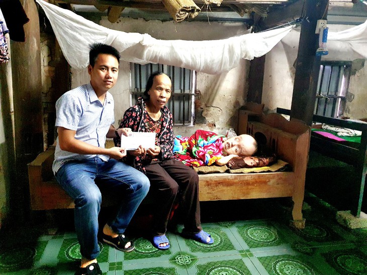Trao gần 32 triệu đồng đến hoàn cảnh người đàn bà tật nguyền nuôi con mắc bệnh não úng thủy - Ảnh 3. Trao gần 32 triệu đồng đến hoàn cảnh người đàn bà tật nguyền nuôi con mắc bệnh não úng thủy - Ảnh 3.